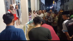 Warga lingkungan Dano, Kecamatan Sumedang Selatan, Kabupaten Sumedang digegerkan penemuan bayi di toilet umum. Selasa (12/8/2025).