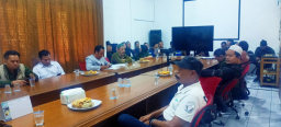 Asosiasi Pedagang Pasar Induk Cianjur mendesak Dinas Koperasi, Usaha Kecil Menengah, Perdagangan, dan Perindustrian (Diskumdagin) Kabupaten Cianjur, saat melakukan audensi di aula kantor Diskumdagin jalan Aria wirantanudatar no 17 kelurahan muka Kecamatan