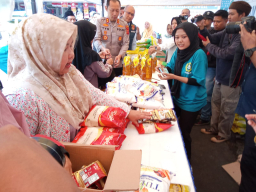 Kapolres Sumedang AKBP Sandityo Mahardika, saat meninjau langsung gerakan pangan murah di taman endog sumedang.