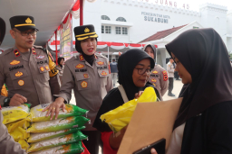 Polres Sukabumi Kota menggelar Gerakan Pangan Murah di halaman gedung Juang'45 Kota Sukabumi, Rabu (13/8/2025).
