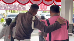 Dua orang tersangka, saat dibawa oleh petugas Kejari Sumedang, untuk dilakukan penahanan.