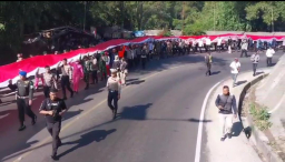Bendera merah putih dengan lebar 1 meter dan panjang 1000 meter ini saat dibentangkan sejauh 1 km di jalur Cadas Pangeran Sumedang.