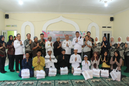 Kepala Lapas Kelas IIB Sumedang, Ratri Handoyo Eko Saputro (tengah) usai  menggelar kegiatan bakti sosial di Majelis Roudhotul Wasilah, Desa Rancamulya, Kecamatan Sumedang Utara, Kabupaten Sumedang, Jumat (15/8/2025).