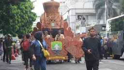 Iring-iringan karnaval mahkota Binokasih dari Kabupaten Sumedang saat ikut memeriahkan HUT ke-80 Provinsi Jawa Barat. (Foto humas pemkab Sumedang)