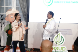 Bupati Dony Ahmad Munir saat berdialog dengan salah satu mahasiswa di pembukaan RSUD Umar Wirahadikusumah yang menjadi Rumah Sakit Literasi. (Foto humas pemkab Sumedang)