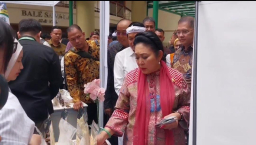 Ketua Komisi IV DPR RI Titiek Soeharto, saat meninjau langsung stand olahran produk sukun yang digelar oleh Fakultas Pertanian dan Fakultas Teknologi Industri Pertanian Universitas Padjadjaran