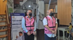 Dua orang tersangka Direktur Utama PT. Jasa Sarana terkait dugaan tindak pidana korupsi penyimpangan pajak tambang senilai Rp 3 Miliar.