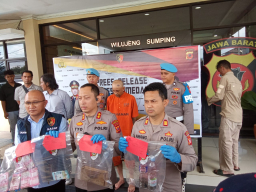 Seorang dukun pengganda uang inisial K alias AA (48), warga Cikondang Desa Pamekaran, Kecamatan Rancakalong, Kabupaten Sumedang dibekuk Satuan Reserse Kriminal (Satreskrim) Polres Sumedang.