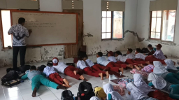 SDN Cipaku, Desa Ujunggenteng, Kecamatan Ciracap, Kabupaten Sukabumi, Jawa Barat, puluhan siswa terpaksa belajar di lantai mushola akibat ruang kelas mereka rusak parah dan tak kunjung diperbaiki.