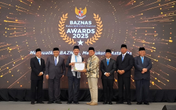 Penghargaan diserahkan langsung oleh Ketua Baznas RI Noor Achmad kepada Bupati Sumedang Dony Ahmad Munir, pada Baznas Award di Hotel Mercure, Jakarta, Kamis (28/8/2025).  (Foto humas pemkab sumedang)