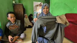 Keluarga Korban Salah Sasaran memperlihatkan Jaket yang robek diamuk massa. (Jabar Memanggil/ist)