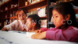 Pustakawan Sitta Alia saat menemani dan mengajarkan anak-anak membaca. ( Jabar Memanggil/Y.Irawan)