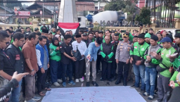 Wakil Bupati Sumedang Fajar Aldila, saat tabur bunga di halaman kantor Kecamatan Jatinangor, Sumedang.