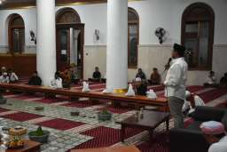 Bupati Sumedang, Dony Ahmad Munir saat memberikan sambutan memperingati Maulid Nabi Muhammad SAW di Masjid Agung Sumedang. (Foto humas pemkab Sumedang)