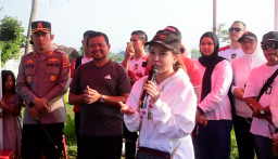 Diva kenamaan Indonesia asal Sumedang, Rossa yang hadir di Geulis Sumedang memborong dagangan para pelaku UMKM dan PKL kemudian dinikmati bersama warga. (Foto humas pemkab sumedang)