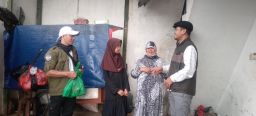 Andri Azwarudin (kanan topi) anggota DPRD Fraksi PKB Kota Cimahi dan Sabahat AA saat membagikan sembako untuk anak yatim-piatu di RW 07 Kelurahan Setiamanah, Kecamatan Cimahi Tengah, Kota Cimahi. Jumat (5/09/2029).