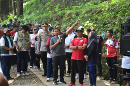 Dinas Lingkungan Hidup dan Kehutanan (DLHK) ditantang Bupati Sumedang Dony Ahmad Munir untuk melakukan penataan menyeluruh di Taman Hutan Raya (Tahura) Gunung Kunci.  (Foto humas pemkab sumedang)