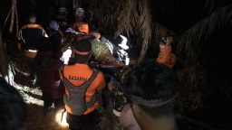 Proses evakuasi yang dilakukan oleh tim SAR gabungan kepada seorang pendaki atas nama Dasep Hidayat (60) yang dilaporkan terjatuh di Gunung Cakrabuana Ds. Cilengkrang Kec. Wado Kab. Sumedang.