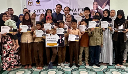 Sejumlah Perwakilan Pelajar dan Orang Tua Usai Menerima Beasiswa Yang Diberikan Tim Anggota DPR RI Lola Nelria Oktavia