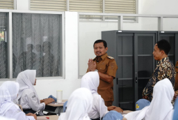 Bupati Sumedang, Dony Ahmad Munir, saat  meninjau sekolah Rakyat di Gedung BLK Rancamulya, Kecamatan Sumedang Utara, Selasa (9/9/2025). (Foto humas pemkab sumedang)