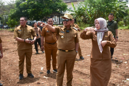 Bupati Sumedang Dony Ahmad Munir meninjau lokasi landing para pilot paralayang untuk ajang West Java Paragliding Championship Senin (15/9/2025). (Foto humas pemda Sumedang)