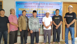 Para pengrajin senapan angin yang tergabung dalam koperasi galumpit jaya abadi.