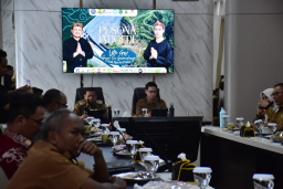 Wabup Fajar Aldila saat Rakor Forkopimda Persiapan Festival Pesona Jatigede 2025 di Ruang Rapat Bupati Sumedang. (Foto humas pemda Sumedang)