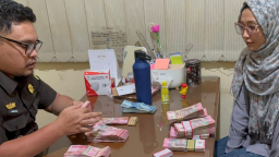 Penuntut Umum pada kejaksaan Negeri Sumedang saat menerima pembayaran Uang Pengganti terpidana Aditya Afriangga Nadzir Santos sebesar Rp. 244.000.000