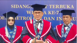 Menteri Perdagangan Budi Santoso saat jumpers di sidang senat terbuka wisuda ke-7 Akademi metrologi dan instrumentasi, di Kecamatan tanjungsari, Kabupaten Sumedang.