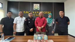 Penyelamatan keuangan negara melalui penitipan pembayaran uang pengganti dengan total sebesar Rp 801.539.000.  Di kantor Kejari Sumedang. Rabu (17/9/2025)