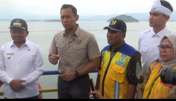 Menko AHY saat sesi wawancara di depan bendungan terbesar kedua di Indonesia, bendungan waduk Jatigede.