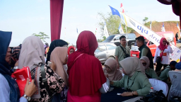 Ibu-ibu saat mengantri membeli sembako di Gerakan Pangan Murah (GPM) yang digelar di acara Festival Pesona Jatigede. (Foto humas pemda Sumedang)