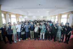 Wakil Wali Kota Bandung, Erwin  (tengah) berfoto dengan para alumni jurnalistik UIN Bandung