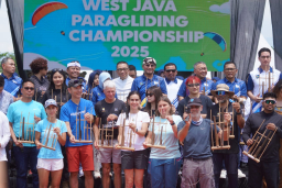 Pembukaan West Java Paragliding Championship 2025 resmi dibuka  di kawasan Pusat Pemerintahan Sumedang (PPS),  Minggu (21/9/2025). (Foto humas pemda Sumedang)