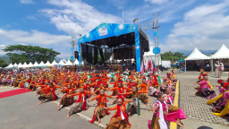 Pertunjukan Tarian kolosal Ronggeng Sadunya saat pembukaan West Java Paragliding Championship 2025 di halaman Pusat Pemerintahan Sumedang, Minggu (21/9/2025).  (Foto humas pemda Sumedang)