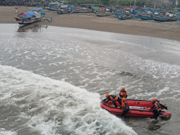 Pencarian wisawatan asal Jakarta Timur terseret ombak ketika sedang berwisata pada minggu (21/9/2025) di Pantai Kebon Kalapa, Kecamatan Cisolok, Kabupaten Sukabumi, Jawa Barat.