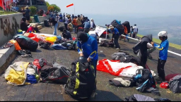 Para atlet paralayang berkemas setelah panitia mengumumkan untuk membatalkan take off.