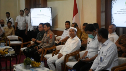 Gubernur Jawa Barat Dedi Mulyadi saat memberikan pemaparan kepada Bupati, Walikota se Jabar. (Foto humas Pemda Sumedang)