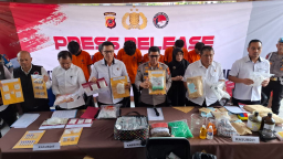 Direktorat Reserse Narkoba Polda Jawa Barat bersama jajaran Polrestabes, Polresta, dan Polres saat press release kasus narkoba di Polda Jabar.