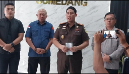 Kejari Sumedang Adi Purnama saat press release di kantor kejaksaan negeri Sumedang.