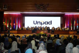 Dies Natalis ke-68 Universitas Padjadjaran yang dilaksanakan di Grha Sanusi Hardjadinata, Kampus Iwa Koesoemasoemantri, Jl. Dipati Ukur No. 35 Bandung,  Kamis ( 11/9/ 2025).