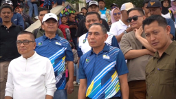 Helmi Yahya  saat melihat venue paralayang Batudua, Gunung Lingga, Desa Linggajaya, Kecamatan Cisitu, Kabupaten Sumedang. (Foto humas pemda Sumedang)