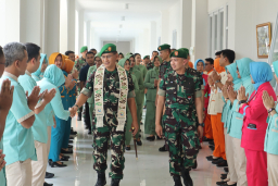 Pangdam III Siliwangi Mayjen TNI Kosasih Dengan didampingi Kepala Rumah Sakit Guntur Garut Saat Kunjungan Kerja. ( Jabar Memanggil/ist)