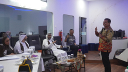 Bupati Sumedang, Dony Ahmad Munir saat berbicara didepan Duta Besar Uni Emirat Arab (UEA) untuk Indonesia, Timor Leste, dan ASEAN, Abdulla Salem Aldhaheri, di command center Pusat Pemerintahan Sumedang. (Foto humas pemda Sumedang)