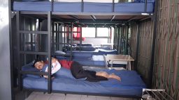 Mensos Saifullah Yusuf saat tidur di tempat asrama tempat pada siswa beristirahat