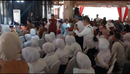 Menteri Sosial RI Saefullah Yusuf saat berdiolog dengan ratusan siswa di pendopo PPS Sumedang.