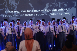 Elsa Rahma (13), pelajar tingkat SMP di Sekolah Rakyat Terintegrasi 4 Sumedang saat membacakan puisi untuk Presiden Prabowo di Pendopo PPS, Senin (13/10/2025). (Foto humas pemda sumedang)