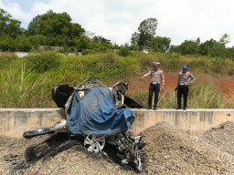 kanit Gakkum Polres Sumedang IPDA Arief Ardian Firmansyah saat menujukan mobil yang terbakar di tol cisumdawu KM 158.