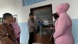 Kapolres Sumedang AKBP Sandityo Mahardika saat meresmikan Satuan Pelayanan Pemenuhan Gizi (SPPG) Dapur MBG yang berlokasi di Gedung Eks RM. Semar, Dusun Silegok, Desa Paseh Kidul, Kecamatan Paseh, Kabupaten Sumedang, Senin (13/10/2025).