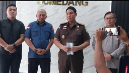 Kejari Sumedang Adi Purnama saat jumpers penetapan tersangka.